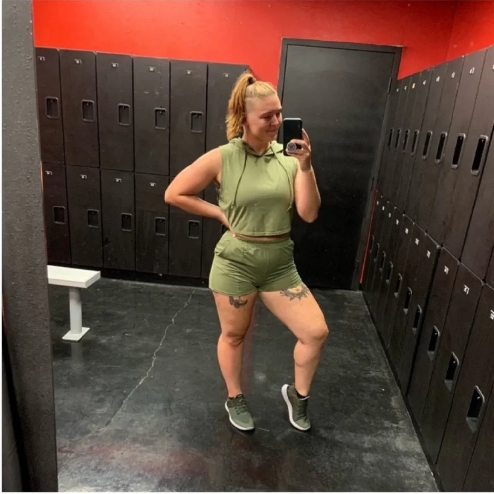 NWOT 6 Green hooded crop top vest and shorts with pockets workout lounge set - Picture 2 of 14